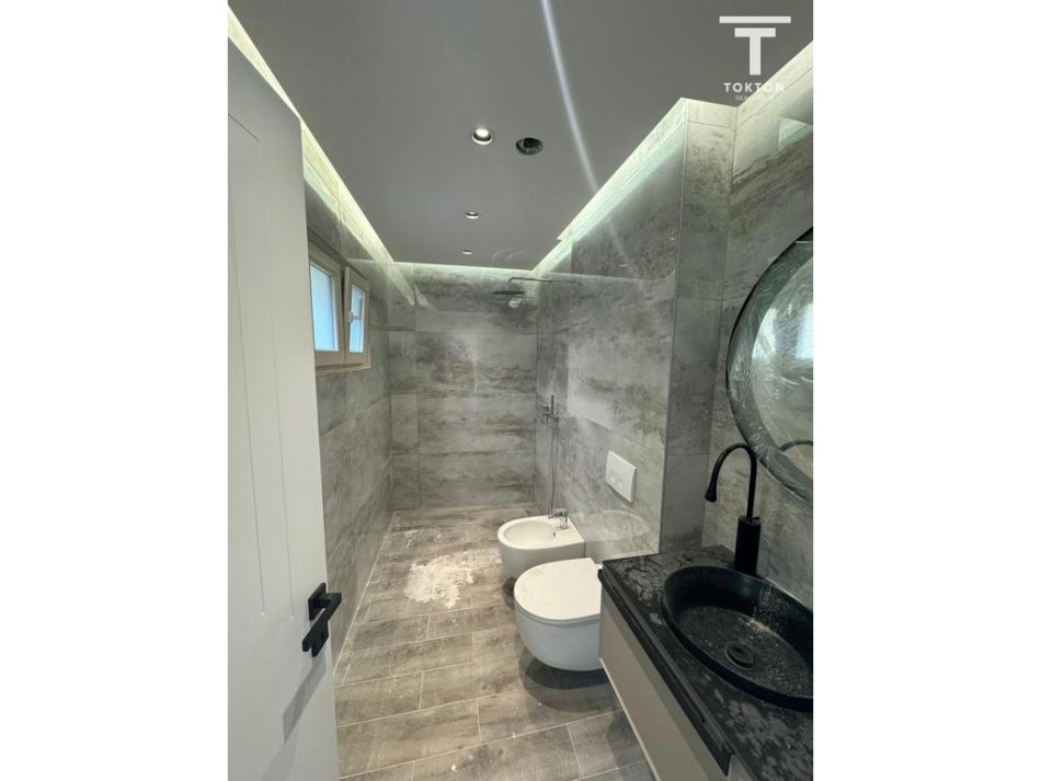 Tirane, jepet me qera ambjent biznesi Kati 3, 145 m² 1.300 € (Ali Demi) TT1923
