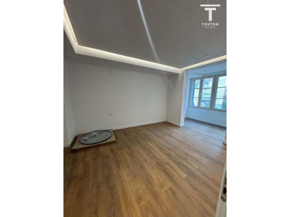 Tirane, jepet me qera ambjent biznesi Kati 3, 145 m² 1.300 € (Ali Demi) TT1923