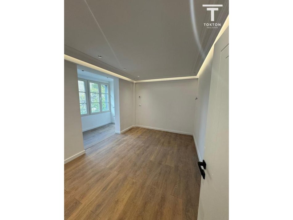 Tirane, jepet me qera ambjent biznesi Kati 3, 145 m² 1.300 € (Ali Demi) TT1923