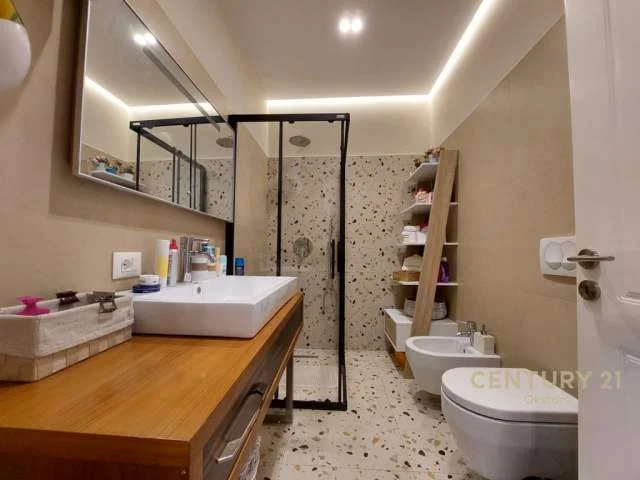 Tirane, shitet apartament 111 m² 230.000 Euro (elbasanit)