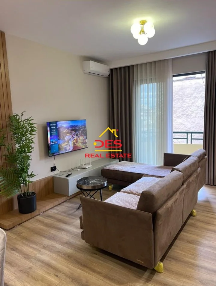 Vlore, jepet me qera apartament 1+1+Ballkon Kati 4, 70 m² 400 € (Rruga Sadik Zotaj)