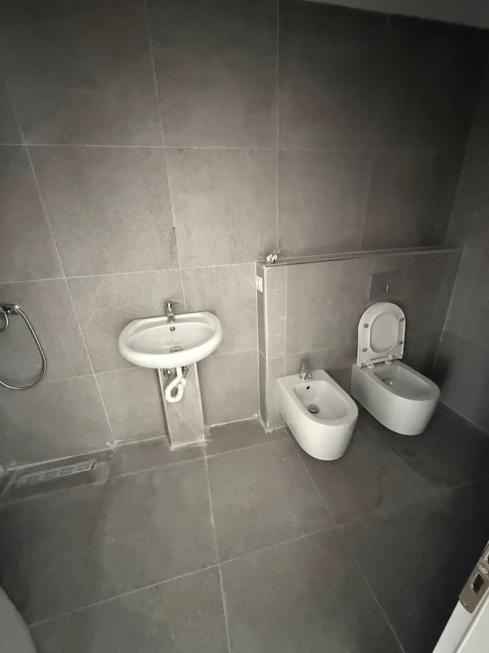 Tirane, jepet me qera apartament 2+1 Kati 1, 98 m² 700 € (Farmacia 10)
