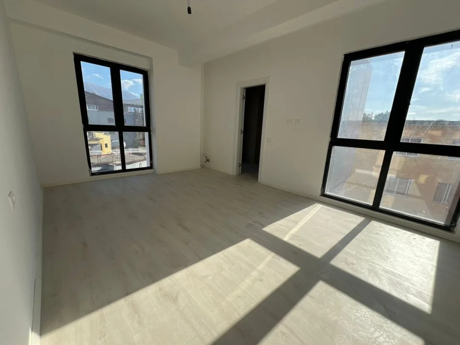Tirane, jepet me qera apartament 2+1+Ballkon Kati 5, 100 m² 550 € (rruga dibres)