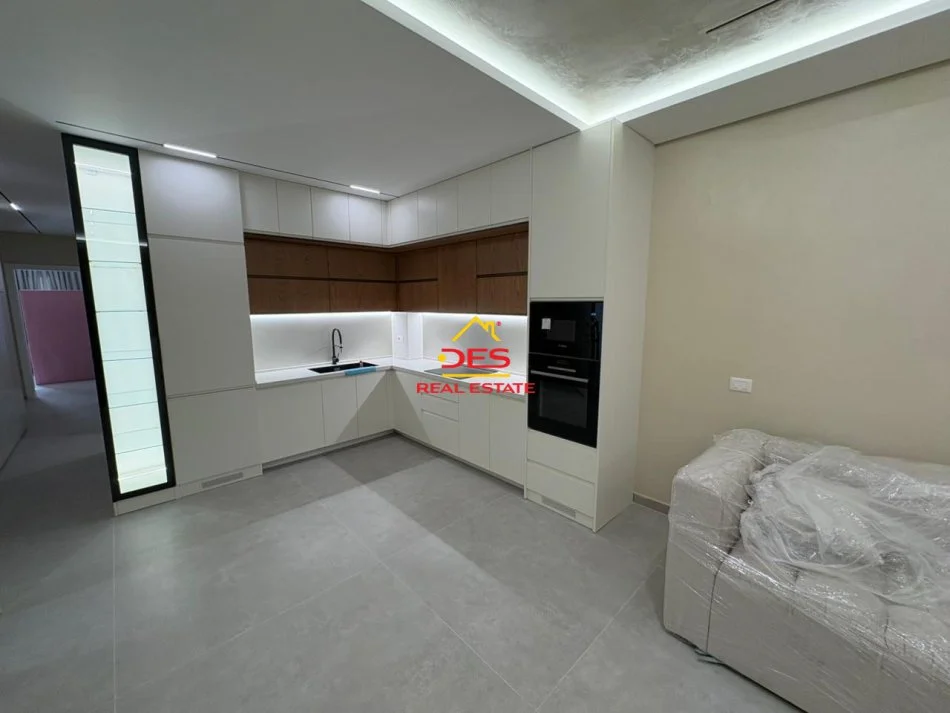 Vlore, jepet me qera apartament 2+1+Ballkon Kati 2, 100 m² 700 € (Rruga Sadik Zotaj)