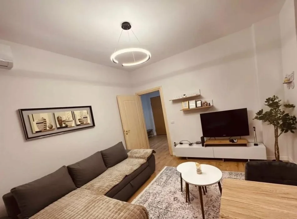 Tirane, jepet me qera apartament 1+1+Ballkon Kati 3, 65 m² 500 € (Liqeni i Thate)