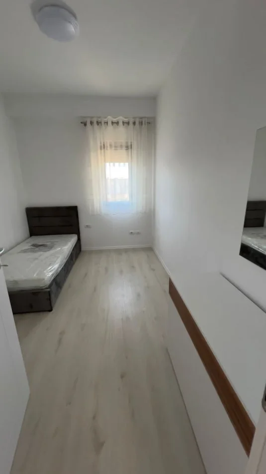Tirane, jepet me qera apartament 2+1+Ballkon Kati 2, 99 m² 700 € (Bllok)