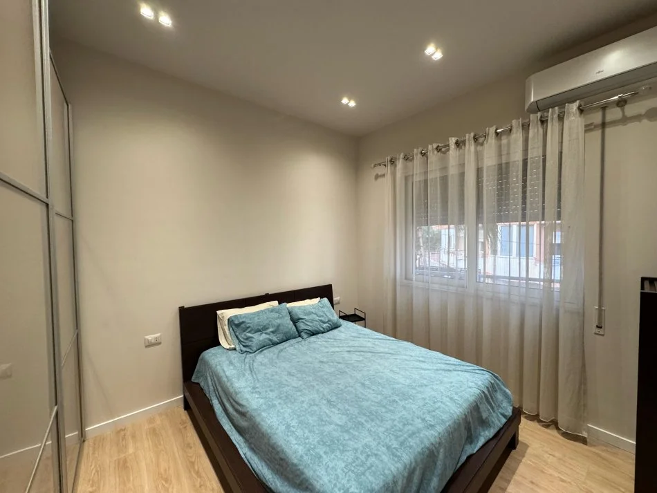 Tirane, jepet me qera apartament 2+1 Kati 3, 117 m² 1.200 € (Liqeni i thate)