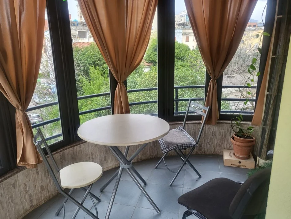 Tirane, jepet me qera apartament 1+1+Aneks+Ballkon Kati 3, 90 m² 500 € (Rruga Asim Vokshi)
