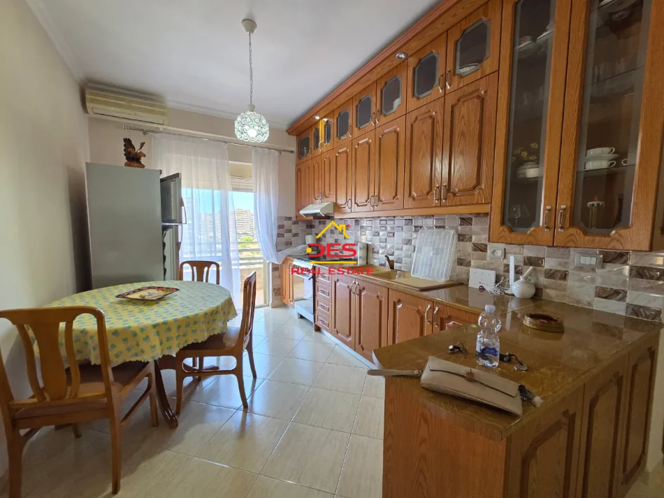 Vlore, jepet me qera apartament 3+1+Ballkon , 120 m² 500 € (Rruga Pelivan Leskaj)