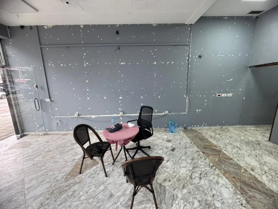 Tirane, jepet me qera dyqan Kati 0, 45 m² (21 Dhjetori)