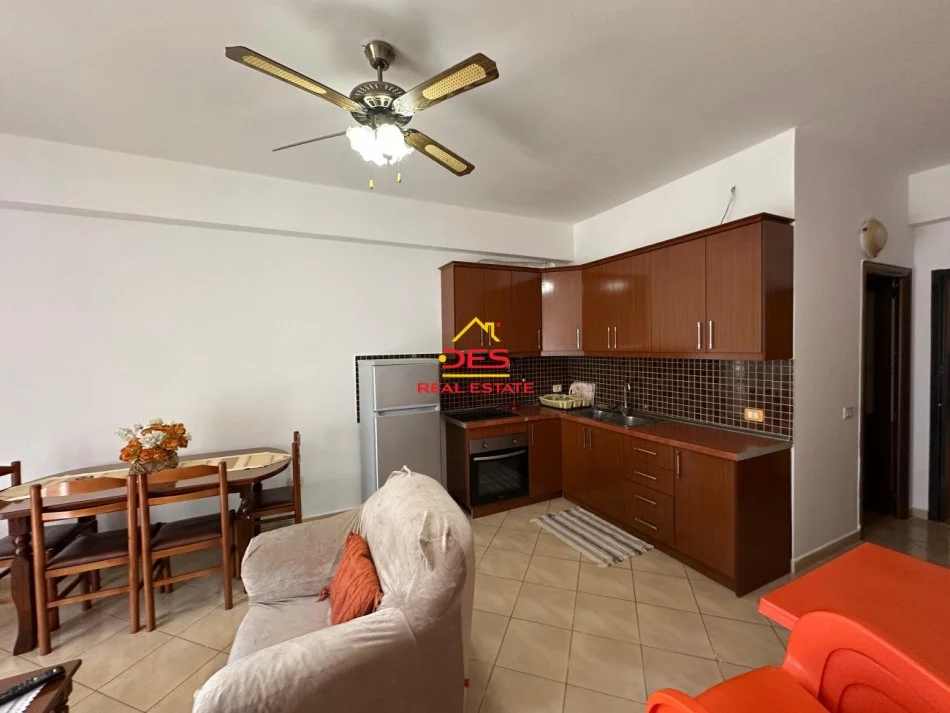 Vlore, jepet me qera apartament 1+1+Ballkon Kati 2, 70 m² 300 € (Rruga Dhimitër Konomi)