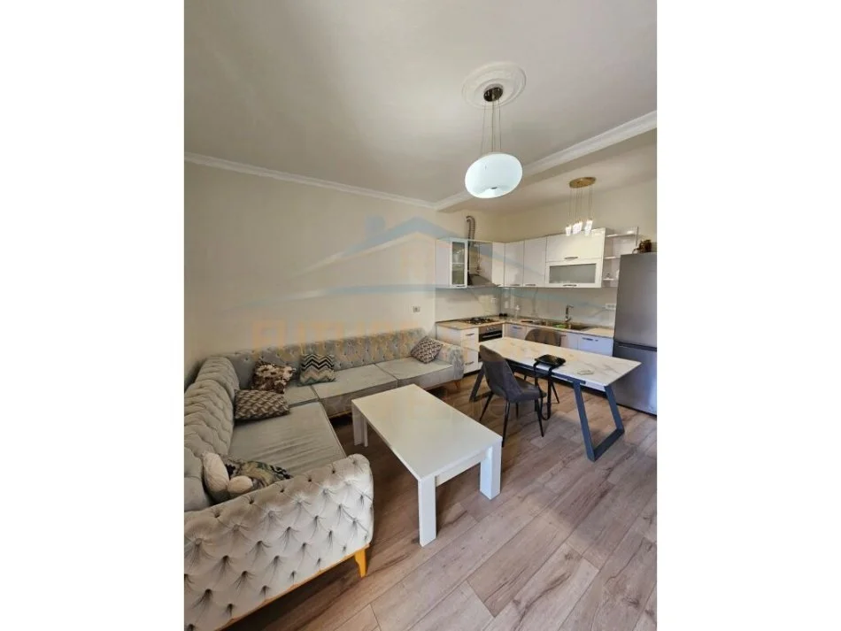 Tirane, jepet me qera 2+1 Kati 3, 85 m² 600 € (bllok)