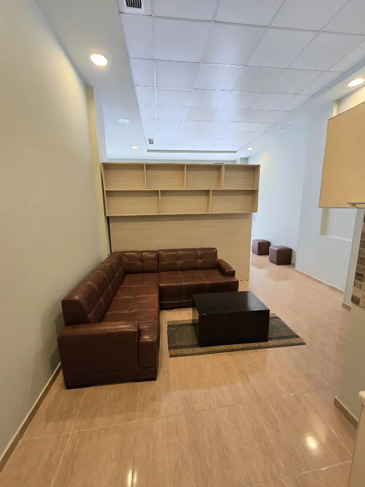 Tirane, jepet me qera ambjent biznesi Kati 3, 47 m² 700 € (Ambasador 2)
