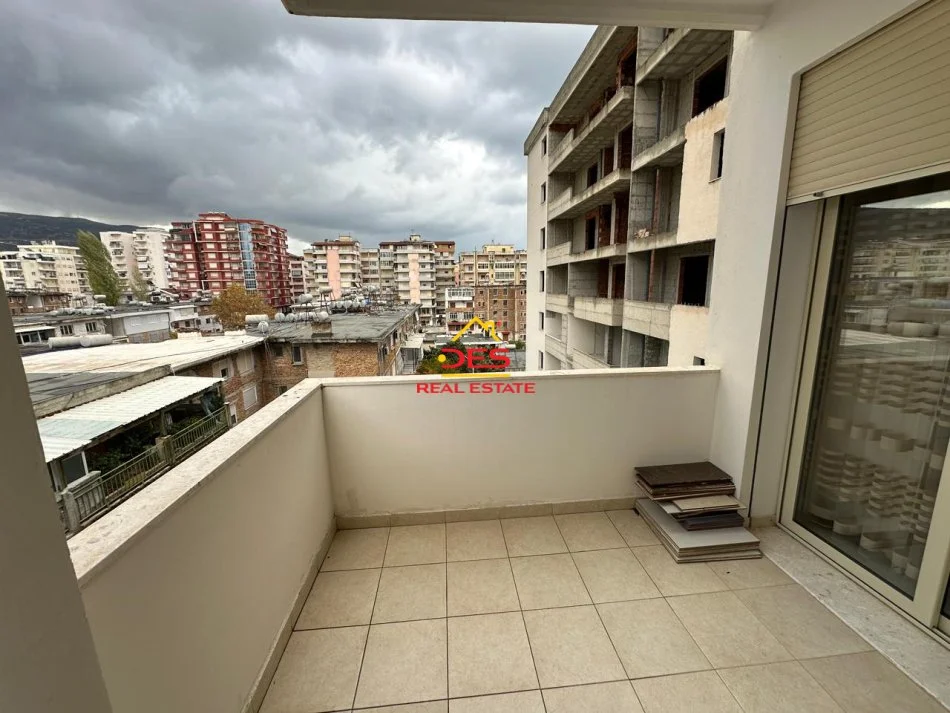 Vlore, jepet me qera apartament 2+1+Ballkon Kati 5, 120 m² 400 € (Rruga Misto Mele)