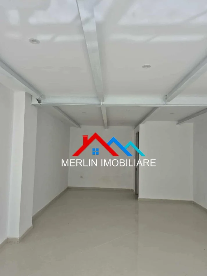 Tirane, jepet me qera ambjent biznesi Kati 0, 50 m² 500 € (RRUGA PETRELA,JORDAN MISJA)