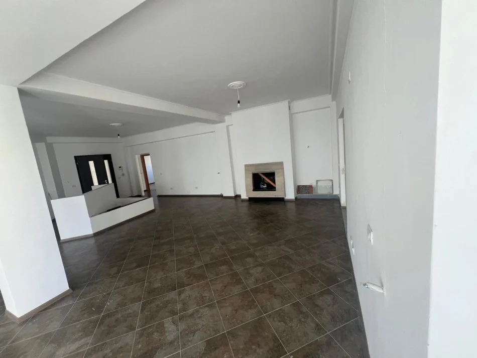 Tirane, shitet Vile 3+1 Kati 3, 530 m² 650.000 € (Liqeni Thate)