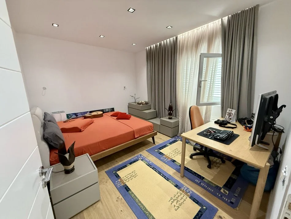 Tirane, jepet me qera apartament 2+1+Aneks+Ballkon Kati 3, 100 m² 1.000 € (Rruga Cameria)