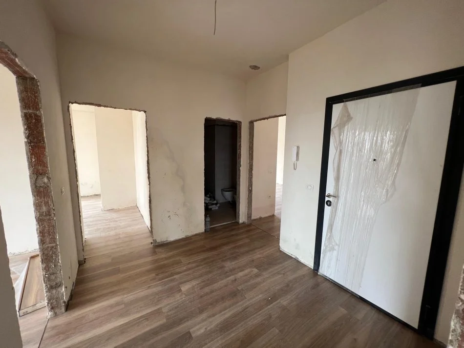 Tirane, jepet me qera apartament 3+1 Kati 8, 140 m² 600 € (Ish fusha e aviacionit)