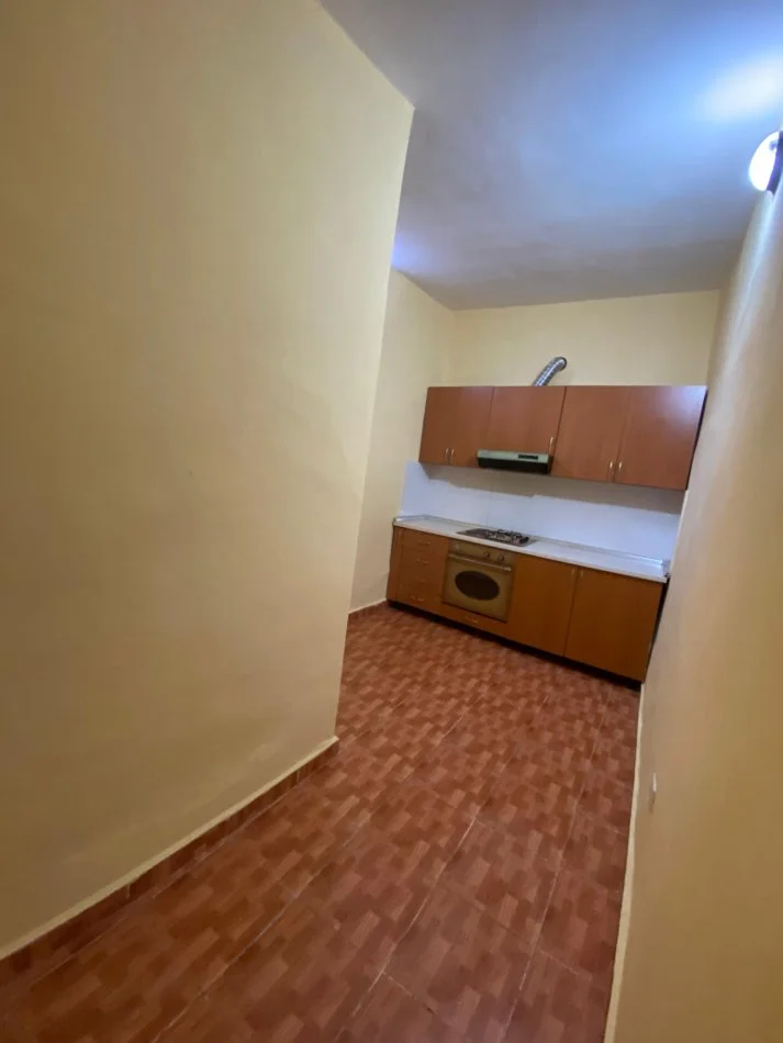 Tirane, jepet me qera ambjent biznesi Kati 1, 120 m² 500 € (RRUGA E BARRIKADAVE)