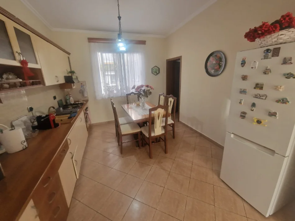 Tirane, shitet apartament 3+1 Kati 4, 100 m² 270.000 € (ish blloku)
