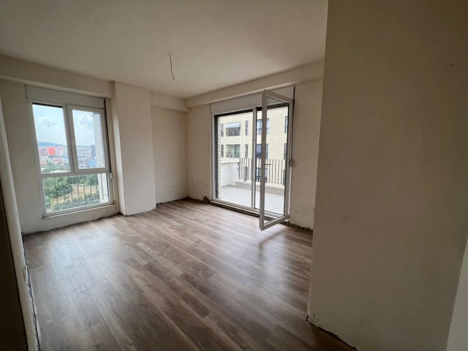 Tirane, jepet me qera apartament 3+1 Kati 8, 140 m² 600 € (Ish fusha e aviacionit)