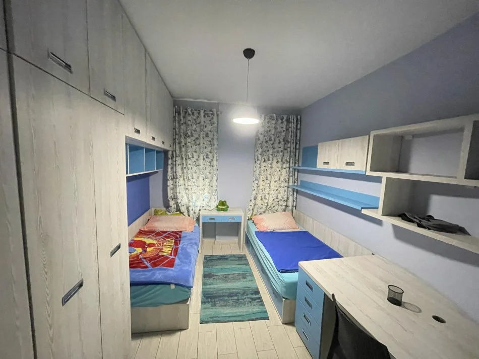 Tirane, jepet me qera 2+1+Ballkon , 