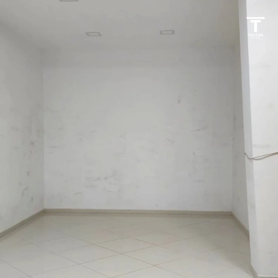 Jepet Me Qera , Ambient Biznesi Stacioni I Trenit