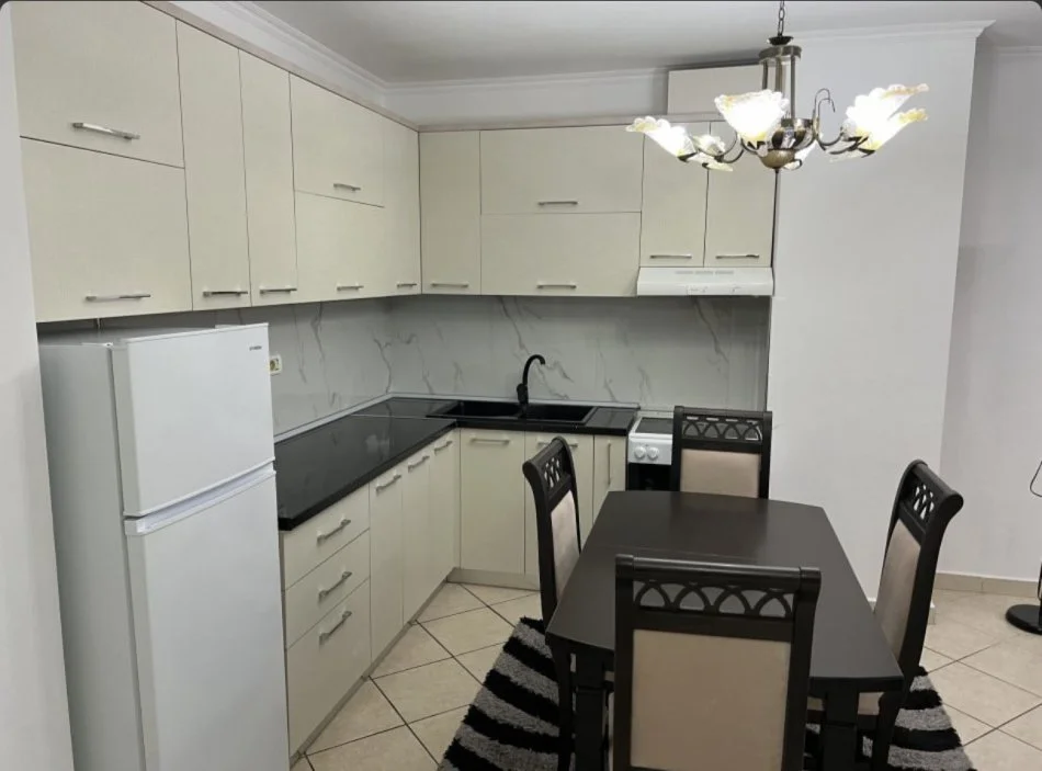 Tirane, jepet me qera apartament 2+1+Ballkon Kati 4, 600 € 