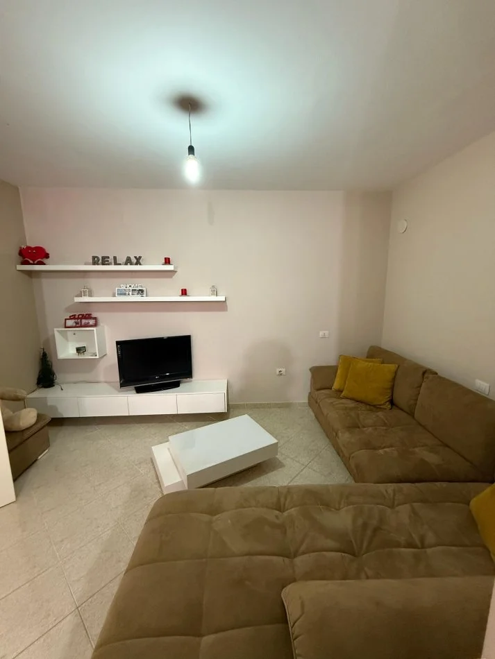 Tirane, jepet me qera apartament 1+1 , 350 € (Misto Mame)