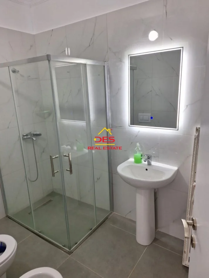 Vlore, jepet me qera apartament 1+1+Ballkon Kati 4, 70 m² 300 € (Rruga Gjergj Kastrioti)