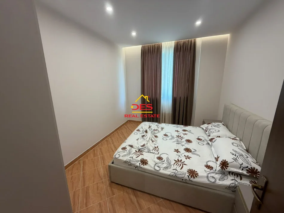 Vlore, jepet me qera apartament 1+1+Ballkon Kati 3, 70 m² 430 € (Rruga Sazani)