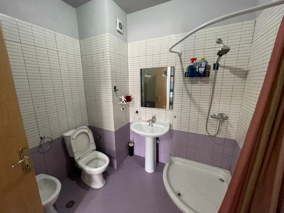 Tirane, jepet me qera apartament 2+1 Kati 5, 95 m² 650 € 