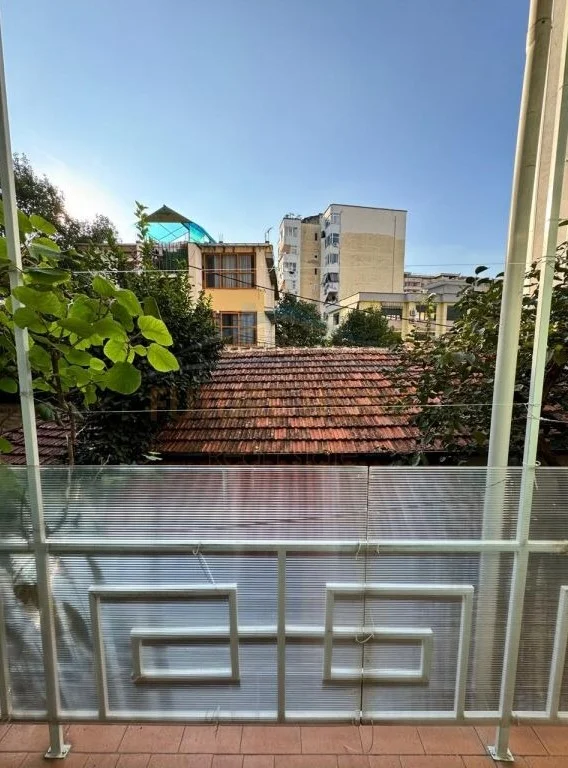 Tirane, jepet me qera apartament 2+1 Kati 3, 120 m² 750 € (Myslym Shyr)