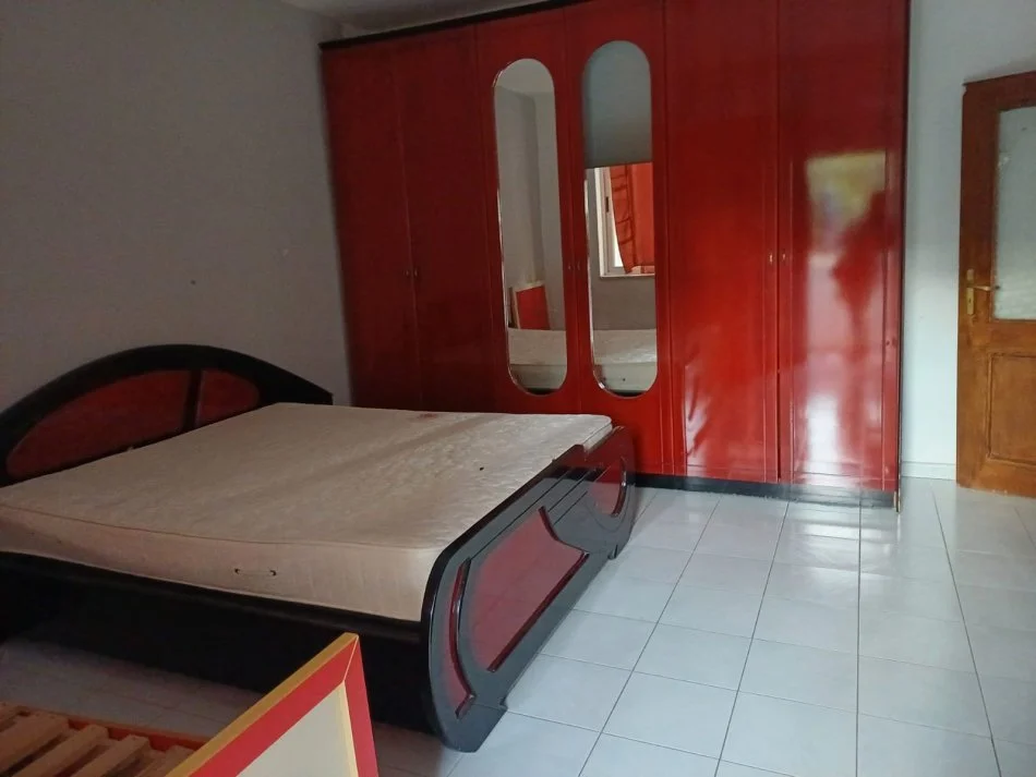 Tirane, jepet me qera apartament 1+1 Kati 1, 74 m² 350 € (Bulevardi Bajram Curri)