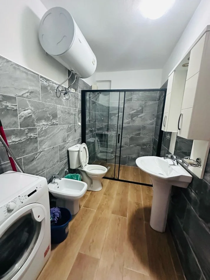 Tirane, jepet me qera apartament 2+1+Ballkon Kati 10, 100 m² 600 € 