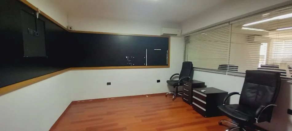 Tirane, jepet me qera Kati 2, 156 m² 2,000 € (Jepet per Qira Zyre ne Bllok , Tirane !)