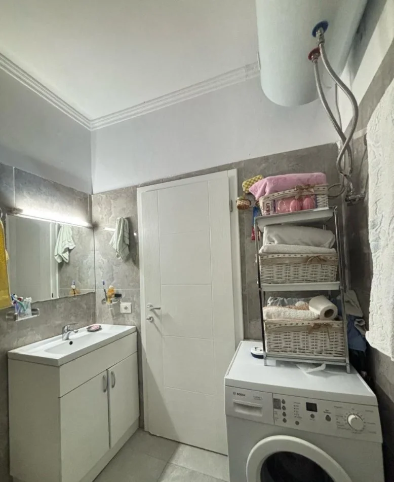 Tirane, jepet me qera apartament 1+1 Kati 2, 75 m² 500 € (Shkolla e Kuqe)