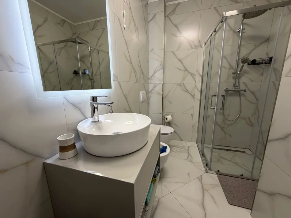 Tirane, jepet me qera apartament 1+1 Kati 2, 72 m² 1.000 € (Lake View Residence)