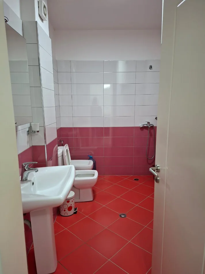 Tirane, jepet me qera apartament 2+1 Kati 4, 450 € (Bulevardi Migjeni, ngjitur me grand galery)