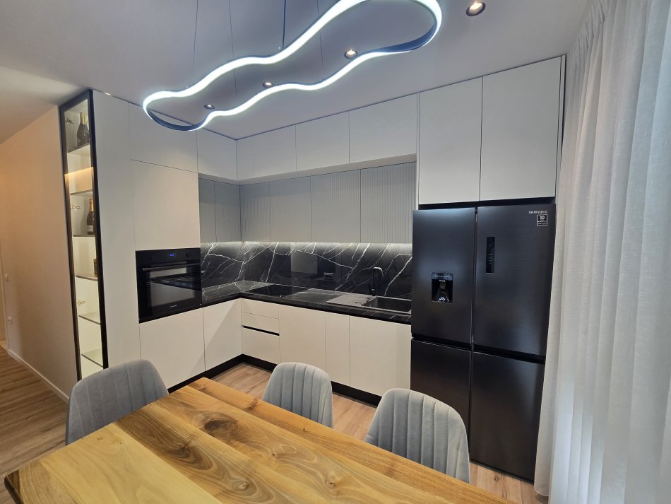Tirane, jepet me qera apartament 2+1 Kati 5, 110 m² 1.000 € (Xhanfize Keko)