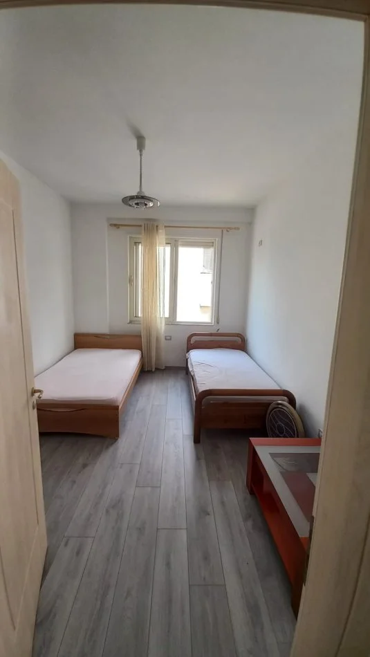 Tirane, jepet me qera apartament 2+1+Ballkon Kati 3, 96 m² 700 € (liqeni i thate)