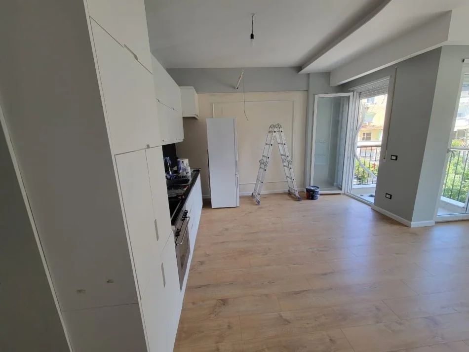 Tirane, jepet me qera apartament 2+1+Ballkon Kati 3, 89 m² 500 € (Brryli)