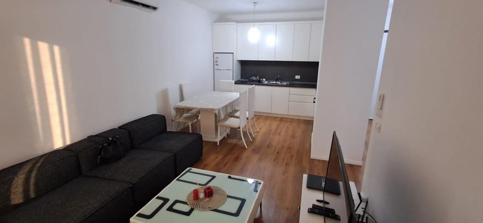 Tirane, jepet me qera apartament 2+1+Ballkon Kati 3, 110 m² 600 € (Prane green City !)