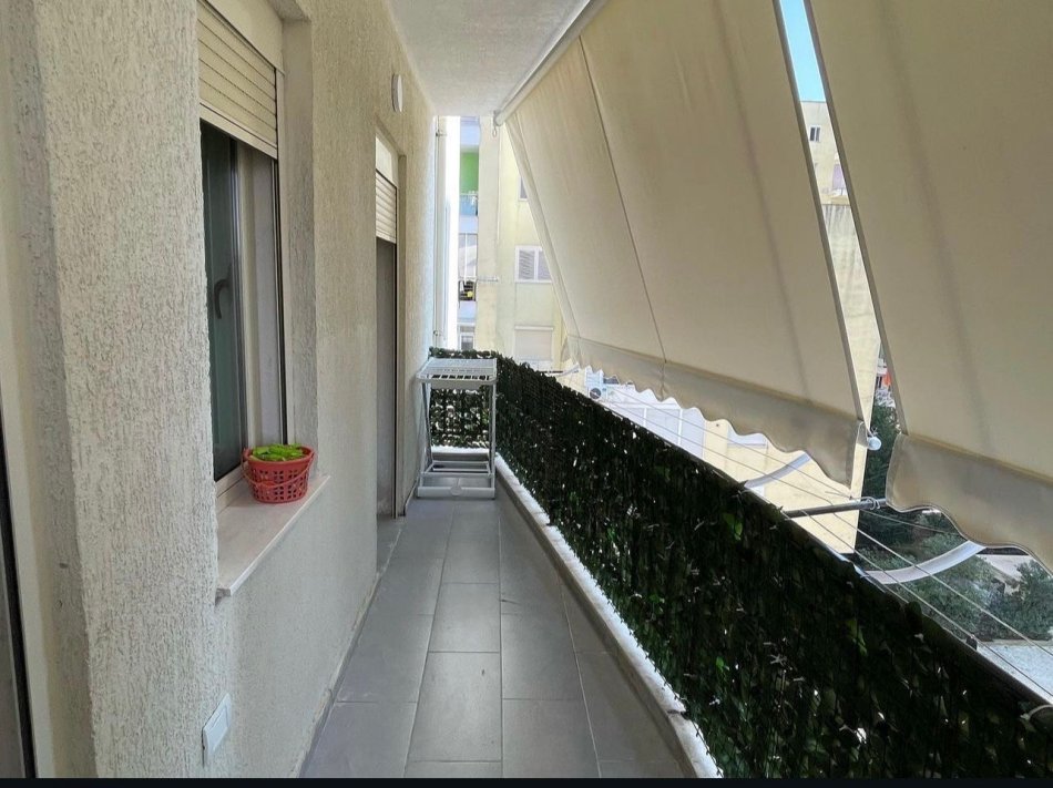 Tirane, jepet me qera apartament 2+1+Ballkon Kati 4, 105 m² 480 € (Yzberish)