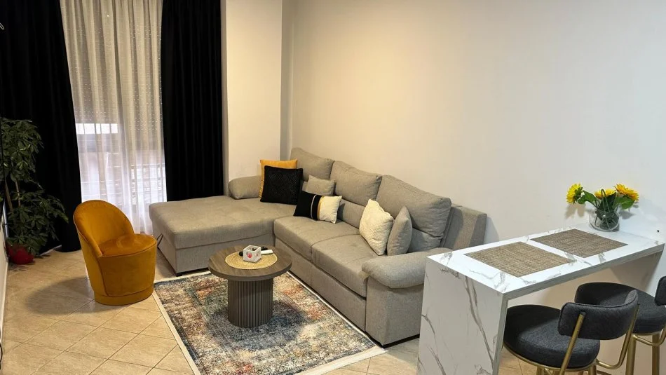 Tirane, jepet me qera apartament 1+1 Kati 2, 37 m² 35 € (Rruga Skender Sallaku)