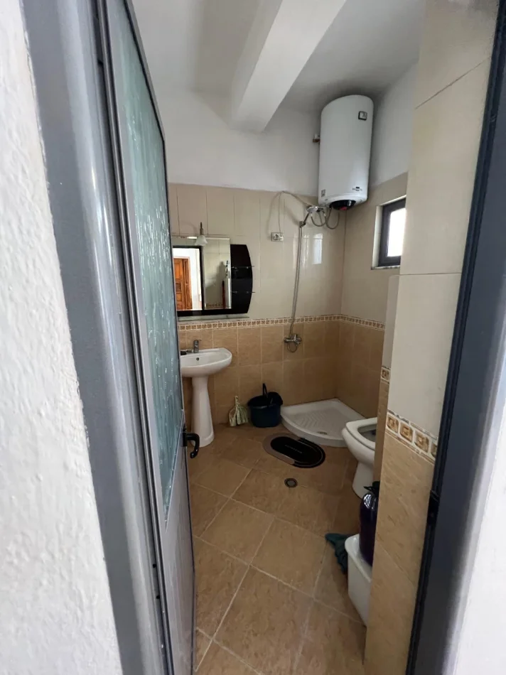 Tirane, jepet me qera apartament 1+1 Kati 1, 80 m² 400 € (5 Maji tek shkolla Tirana Jone)