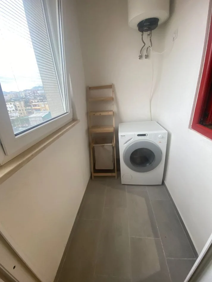 Tirane, jepet me qera apartament 2+1+Ballkon Kati 7, 85 m² 800 € 
