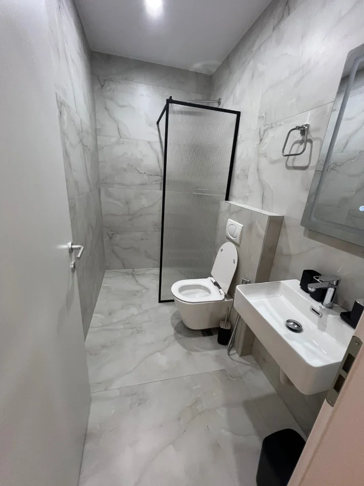 Durres, jepet me qera apartament 1+1 Kati 7, 170 m² 24 € 