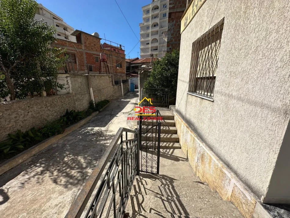 Vlore, jepet me qera shtepi 2+1+Ballkon Kati 0, 100 m² 400 € (Rruga Sadik Zotaj)