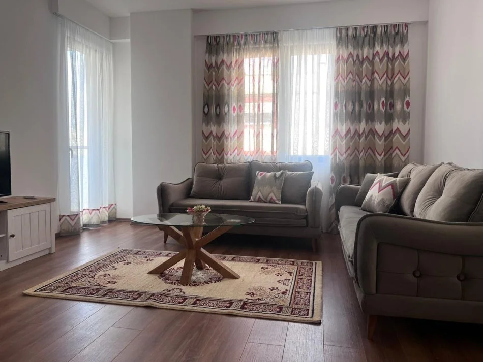 Tirane, jepet me qera apartament 1+1+Ballkon Kati 5, 65 m² 550 € (Rruga Albanopoli Kompleksi Panorama)